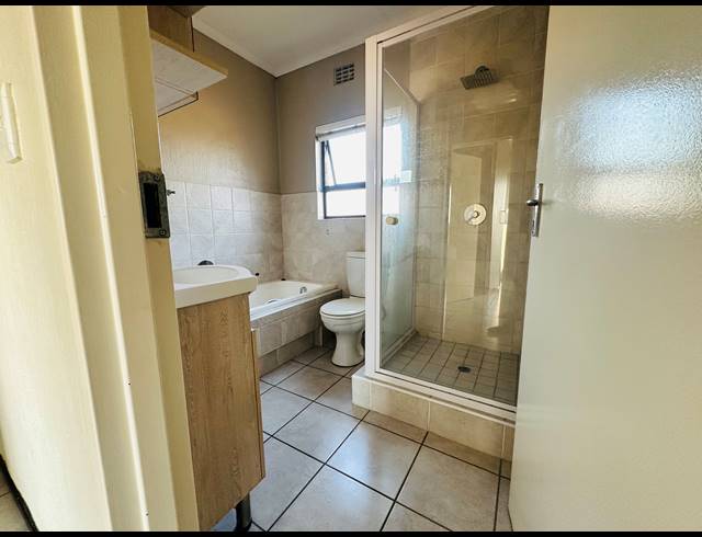 2 BEDROOM APARTMENT FOR SALE IN WILGEHEUWEL